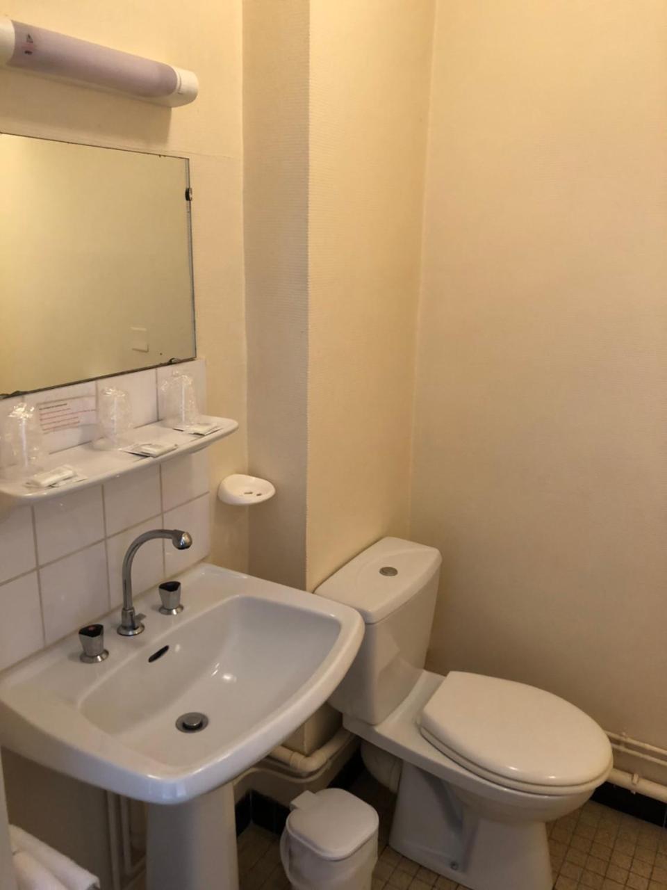 Hotel Le Commerce Bellegarde-du-Loiret Екстер'єр фото